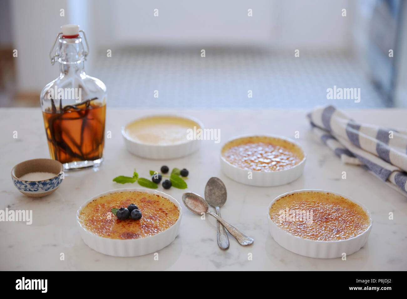 Fatta in casa creme brulee sul tavolo della cucina., pronto a mangiare. Foto Stock