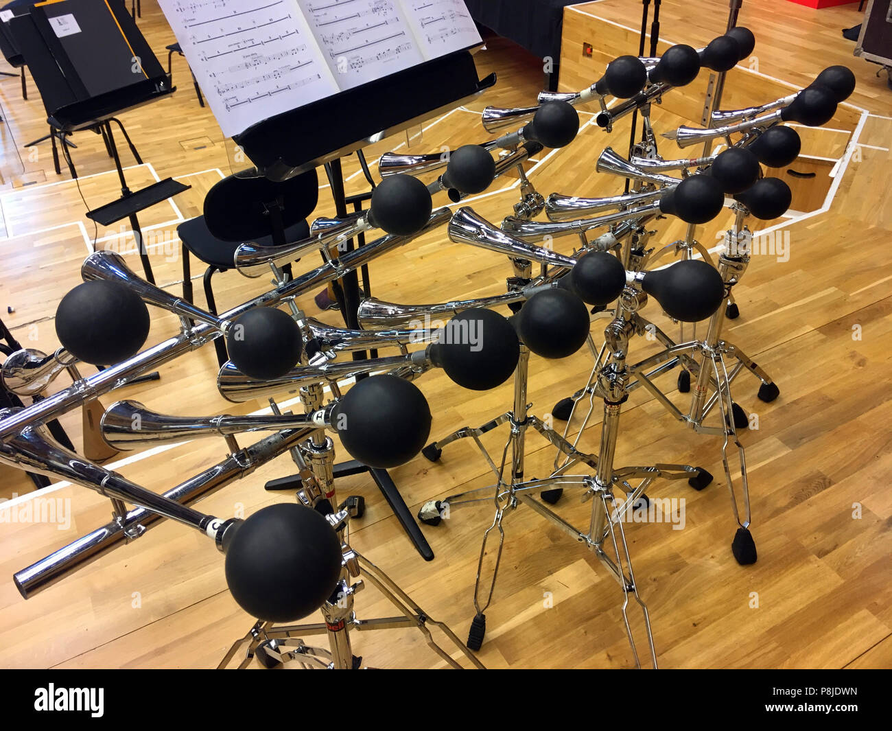 Hornophone, collezione di auto corna prevista come una tastiera di pianoforte. Foto Stock