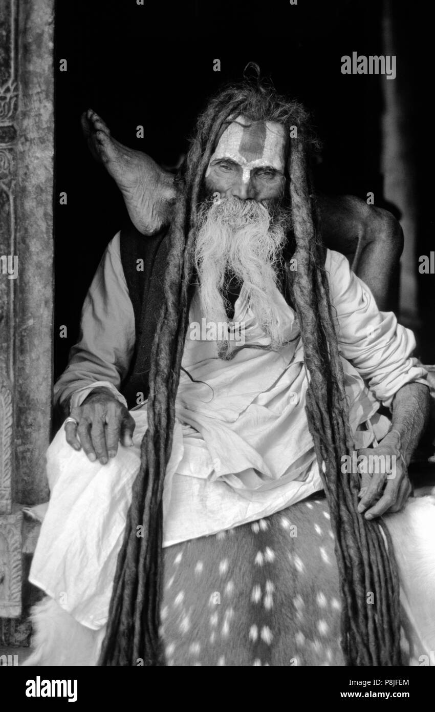 Un 84 enne VAISHNAVA SADHU, Vishnu seguenti Renunciate indù, non lo yoga a PASHUPATINATH Foto Stock