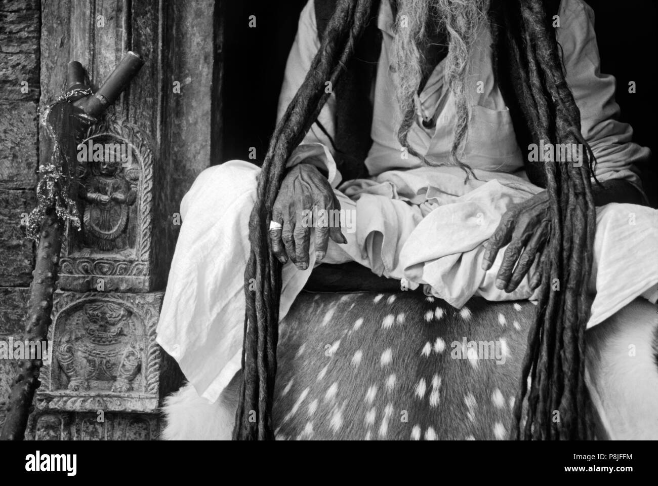 I timori e le mani e il personale di VAISHNAVA SADHU (Vishnu seguenti Renunciate indù) a PASHUPATINATH Foto Stock
