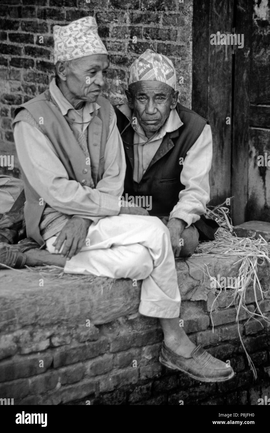 I vecchi amici che hanno una visita nella città tradizionale di BHAKTAPUR nella valle Kathamandu del Nepal Foto Stock