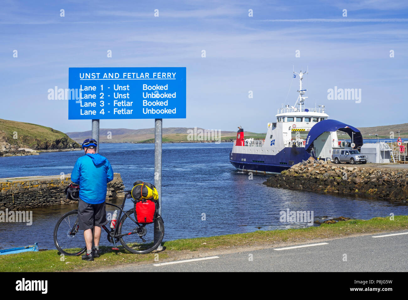 Bigga, di trasporto passeggeri e di traghetto per auto che opera su Bluemull servizio audio, SIC Ferries scarico presso Gutcher su Yell, isole Shetland, Scotland, Regno Unito Foto Stock