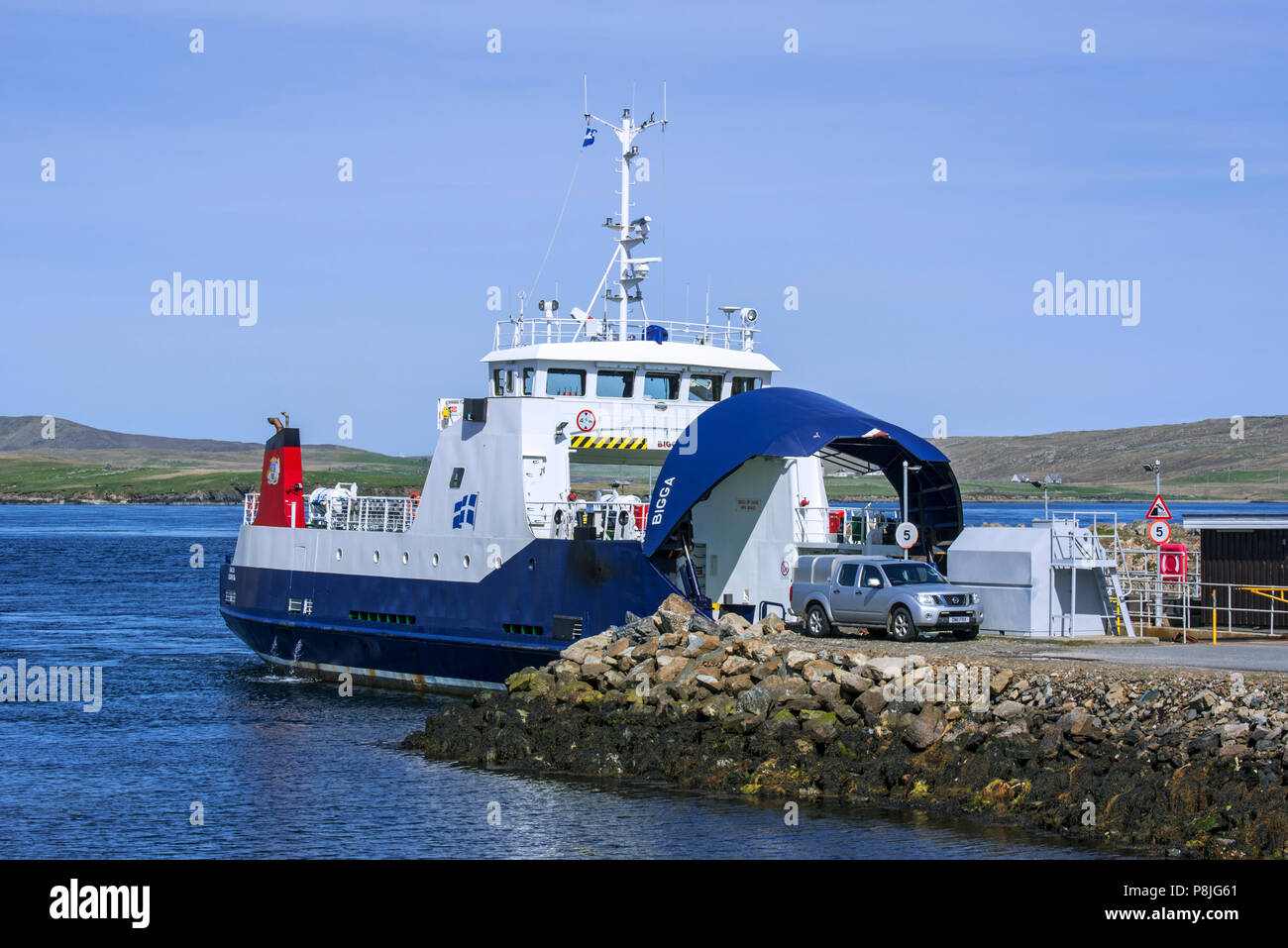 Bigga, di trasporto passeggeri e di traghetto per auto che opera su Bluemull servizio audio, SIC Ferries scarico presso Gutcher su Yell, isole Shetland, Scotland, Regno Unito Foto Stock