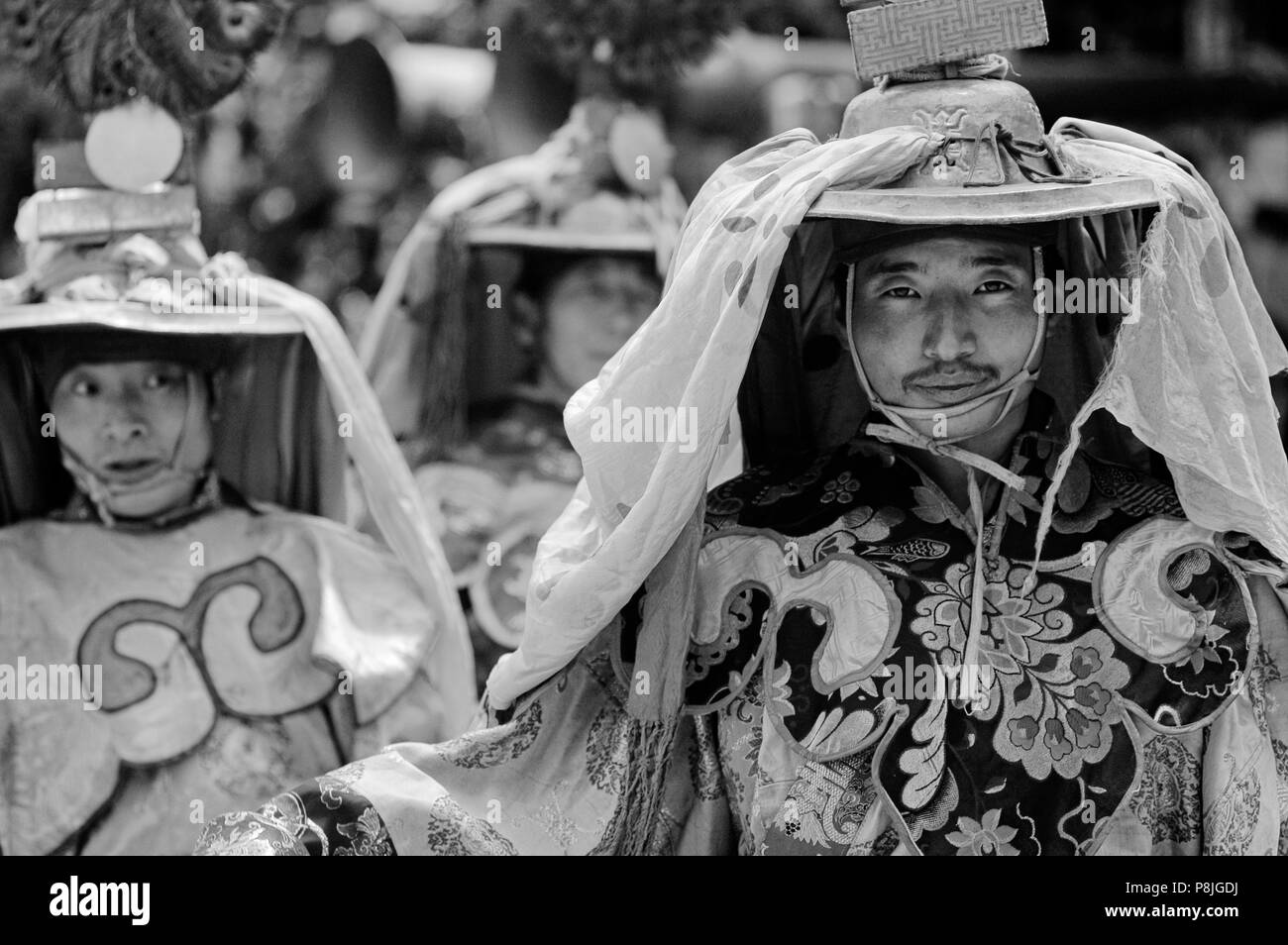 Black Hat ballerine alla Monlam Chenpo onorando Padmasambhava, Katok Dorjeden monastero - Kham, (Tibet), Sichuan, in Cina Foto Stock