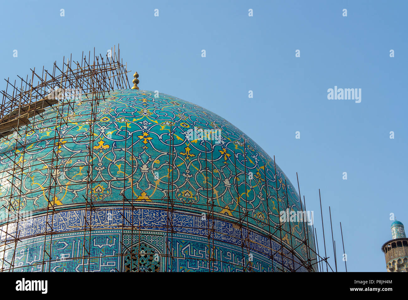 La bella cupola a mosaico del Sceicco Lotfollah, Moschea di Isfahan, Iran coperta da impalcature mentre sotto riserva delle riparazioni. Foto Stock