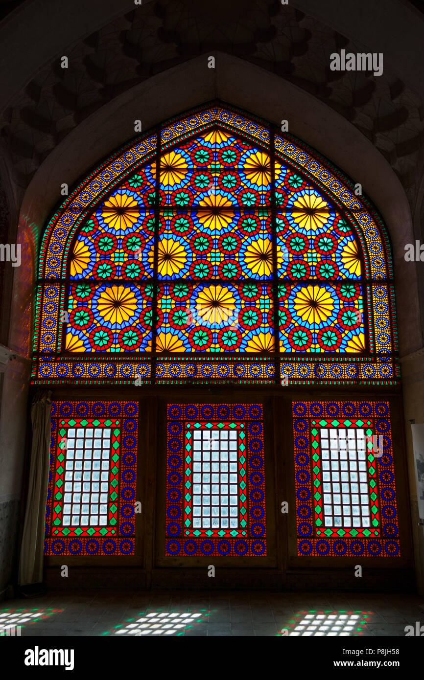 Una delle splendide e macchie colorate glass arch modi di Nasir al-Mulk moschea o la moschea di rosa, Shiraz, Iran. Foto Stock