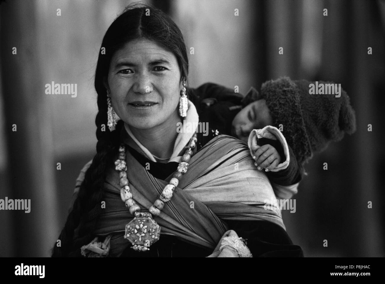 LADAKHI madre e bambino, turchese e collana Corallo, Oro GAU BOX, Monastero di Tikse balli mascherati - LADAKH, INDIA Foto Stock