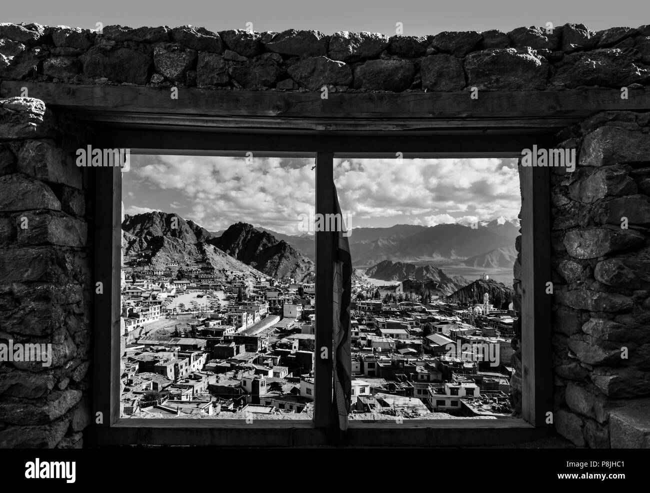 La visualizzazione della finestra da Leh Palace che fu originariamente costruito da Sengge Namgyal nel XVI secolo ed è stato ristrutturato di recente - LEH, Ladakh, INDIA Foto Stock