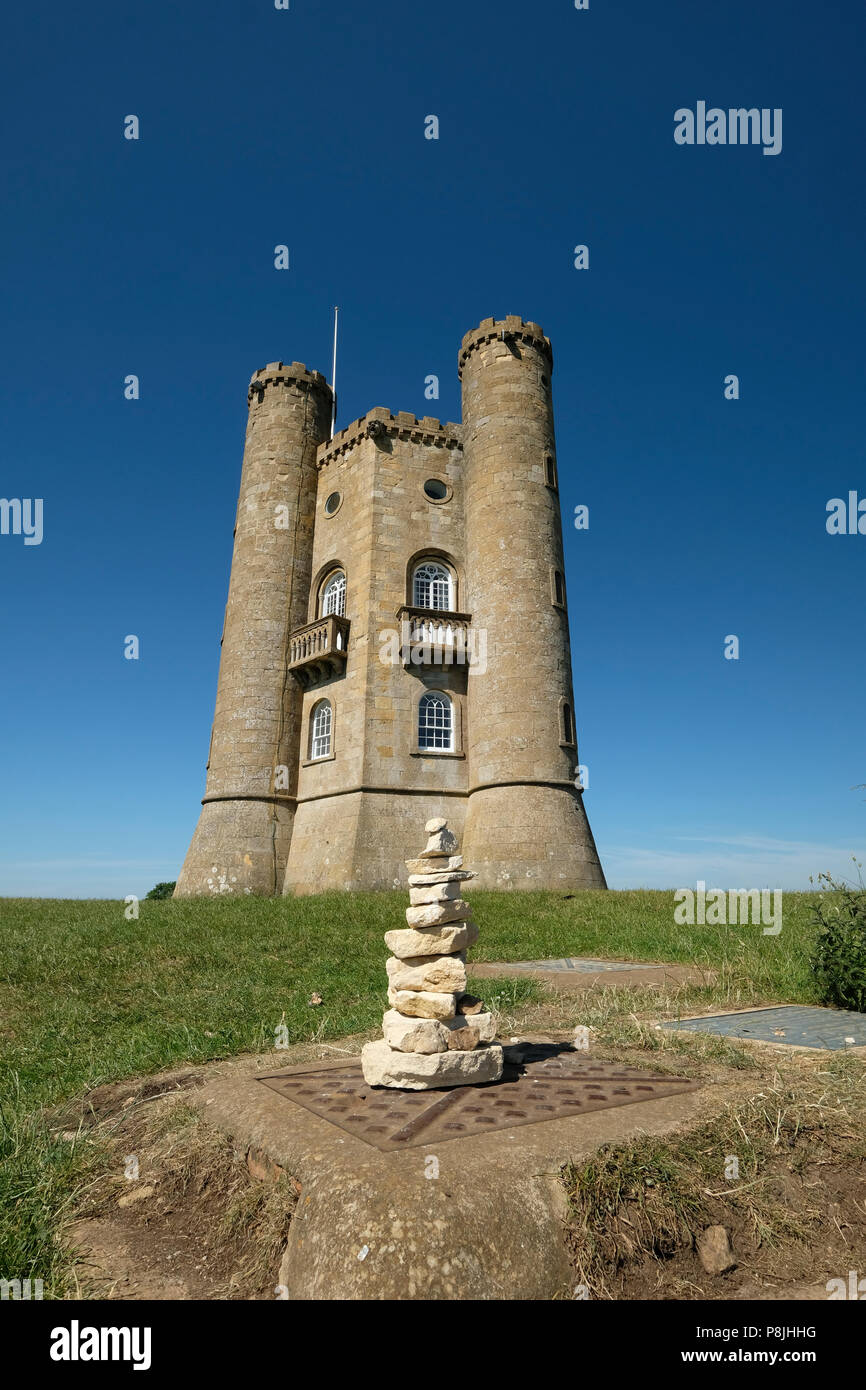 Torre di Broadway è una follia su Broadway Hill, vicino al grande villaggio di Broadway in Cotswolds. La torre stessa si erge 65 piedi (20 metri) alta. Foto Stock