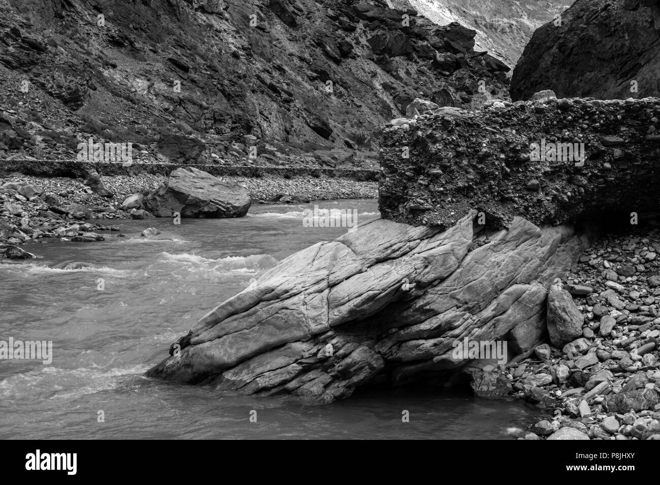 Le chiare acque del fiume MARKHA alimenta il fiume ZANSKAR - ZANSKAR, Ladakh, INDIA Foto Stock