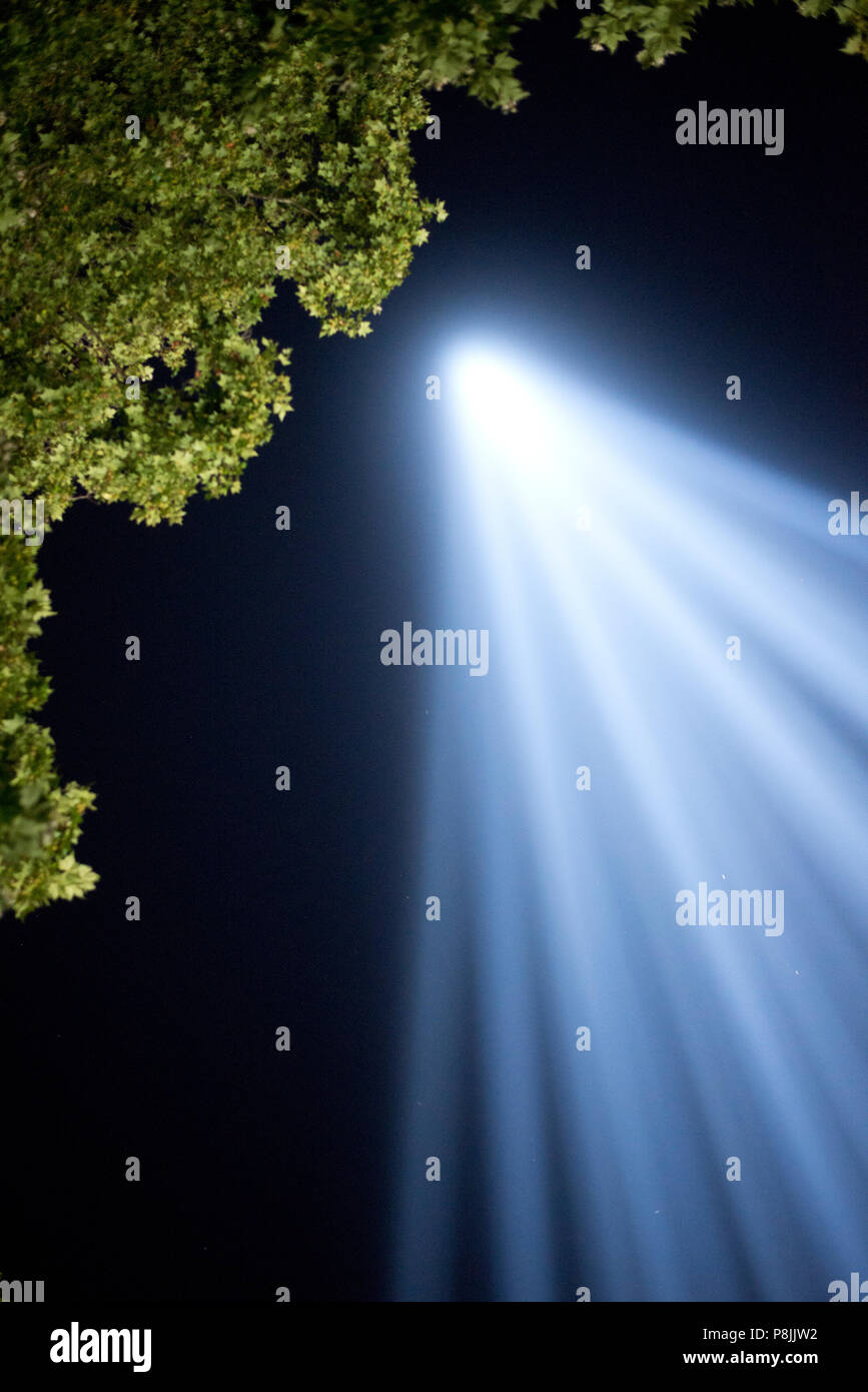 Fasci di luce bianca dalla notte oscura del cielo, London, England, Regno  Unito Foto stock - Alamy