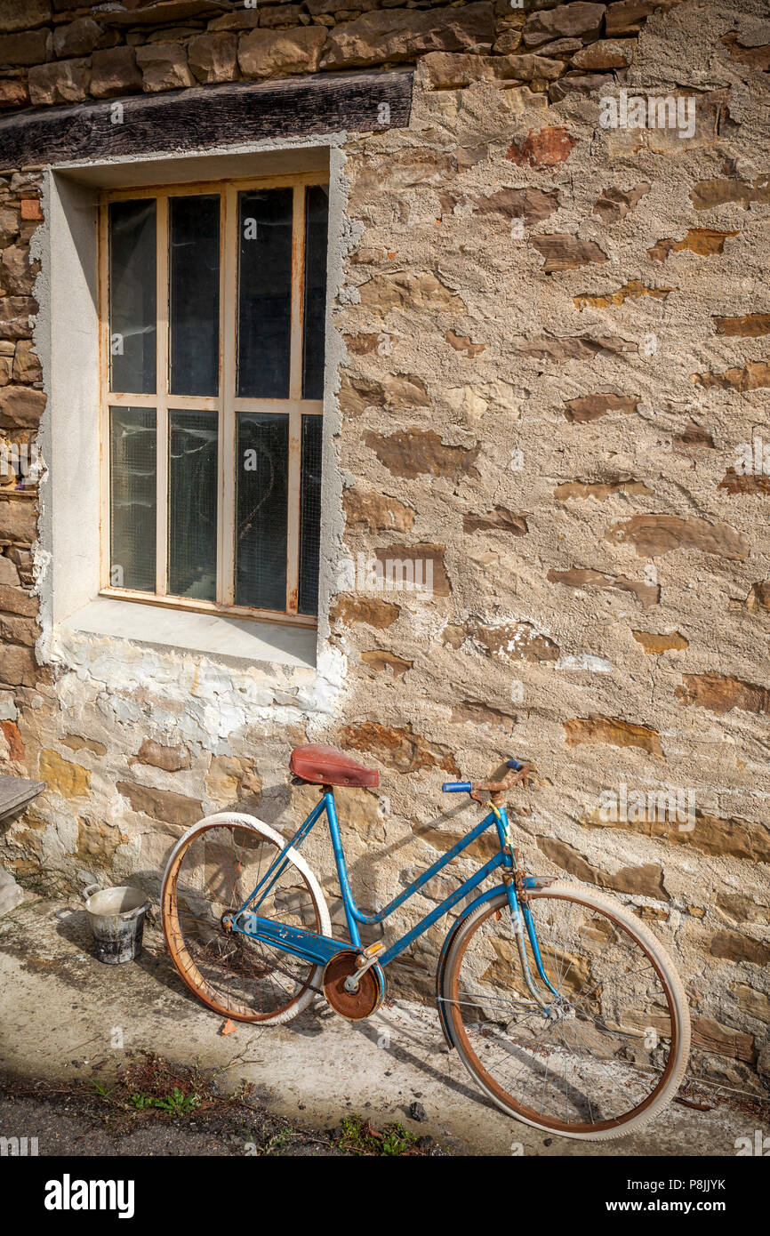 Una vecchia bicicletta nel piccolo borgo italiano Piansoave. Foto Stock