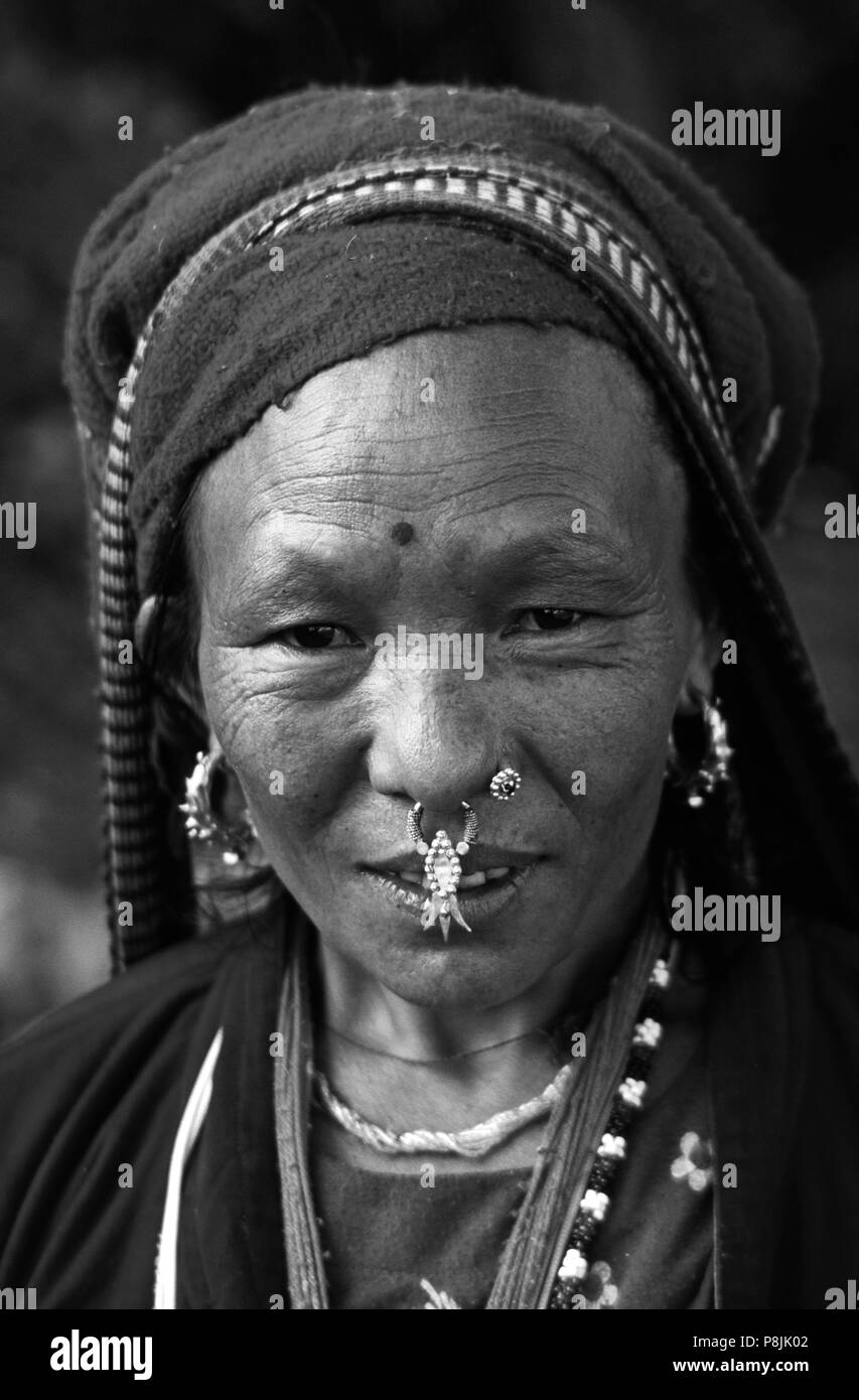Tale segala donna indossa gioielli in oro nel suo naso e orecchie - orientali, NEPAL Foto Stock