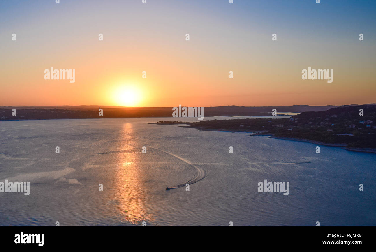 I barcaioli sul Lago Travis approfittare degli ultimi raggi di sole su un incredibilmente bella serata nel Texas Hill Country. Foto Stock