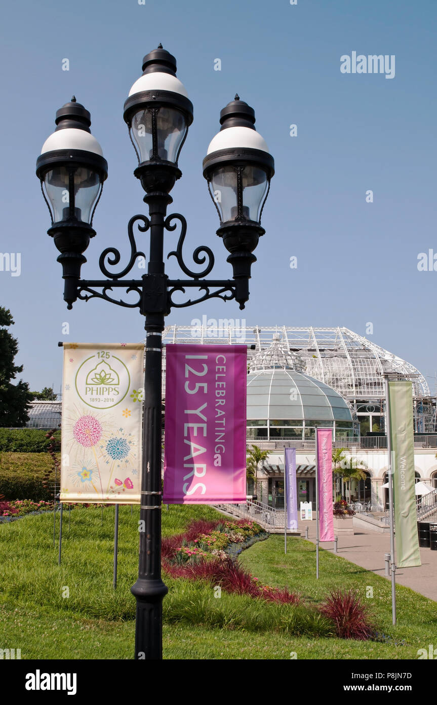 A tre punti luce il palo della luce all'ingresso Phipps conservatorio in Schenley Park, Pittsburgh, Pennsylvania, USA in estate Foto Stock