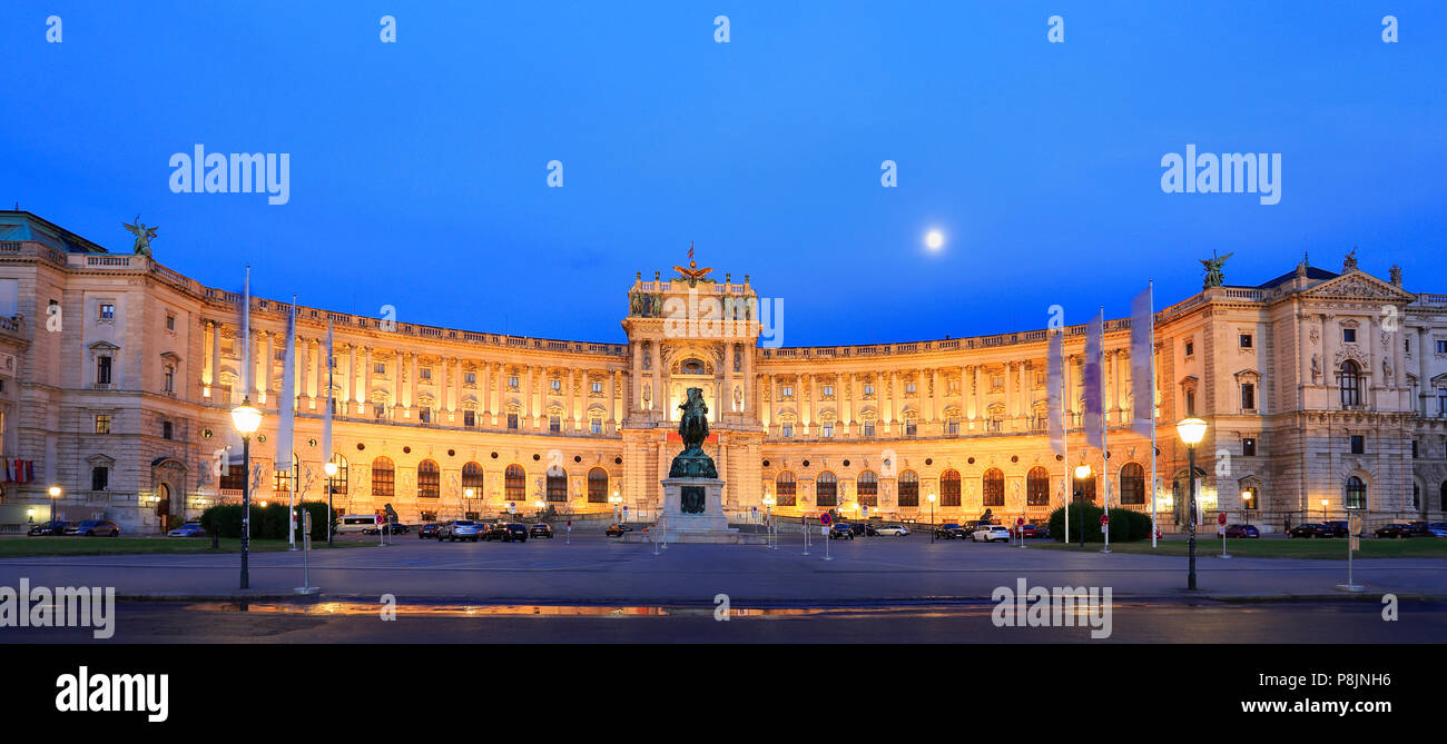 Il Palazzo Imperiale Hofburg di notte a Vienna, in Austria Foto Stock