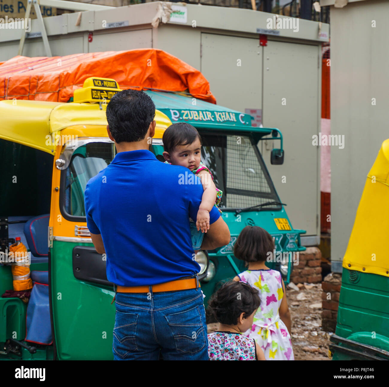 Jaipur, India - 1 Nov 2015. Un uomo con i suoi figli sulla strada a Jaipur, India. Jaipur è il capitale e la più grande città dello stato indiano del Raj Foto Stock