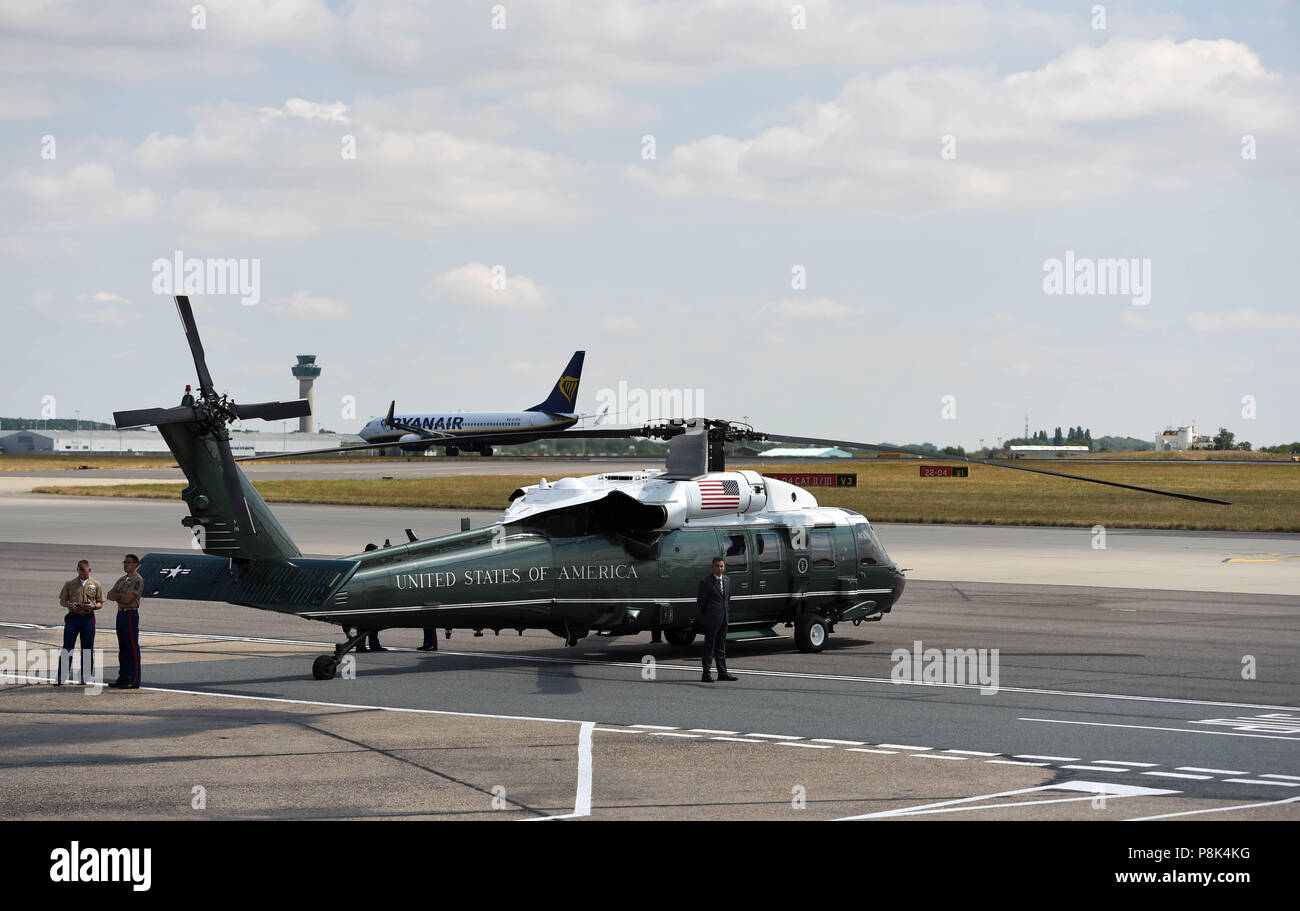 US Marine Corps elicottero su asfalto in vista del l'arrivo del Presidente americano Trump e Melania Trump presso l'aeroporto di Stansted, Londra per la loro prima visita ufficiale per il Regno Unito. Foto Stock