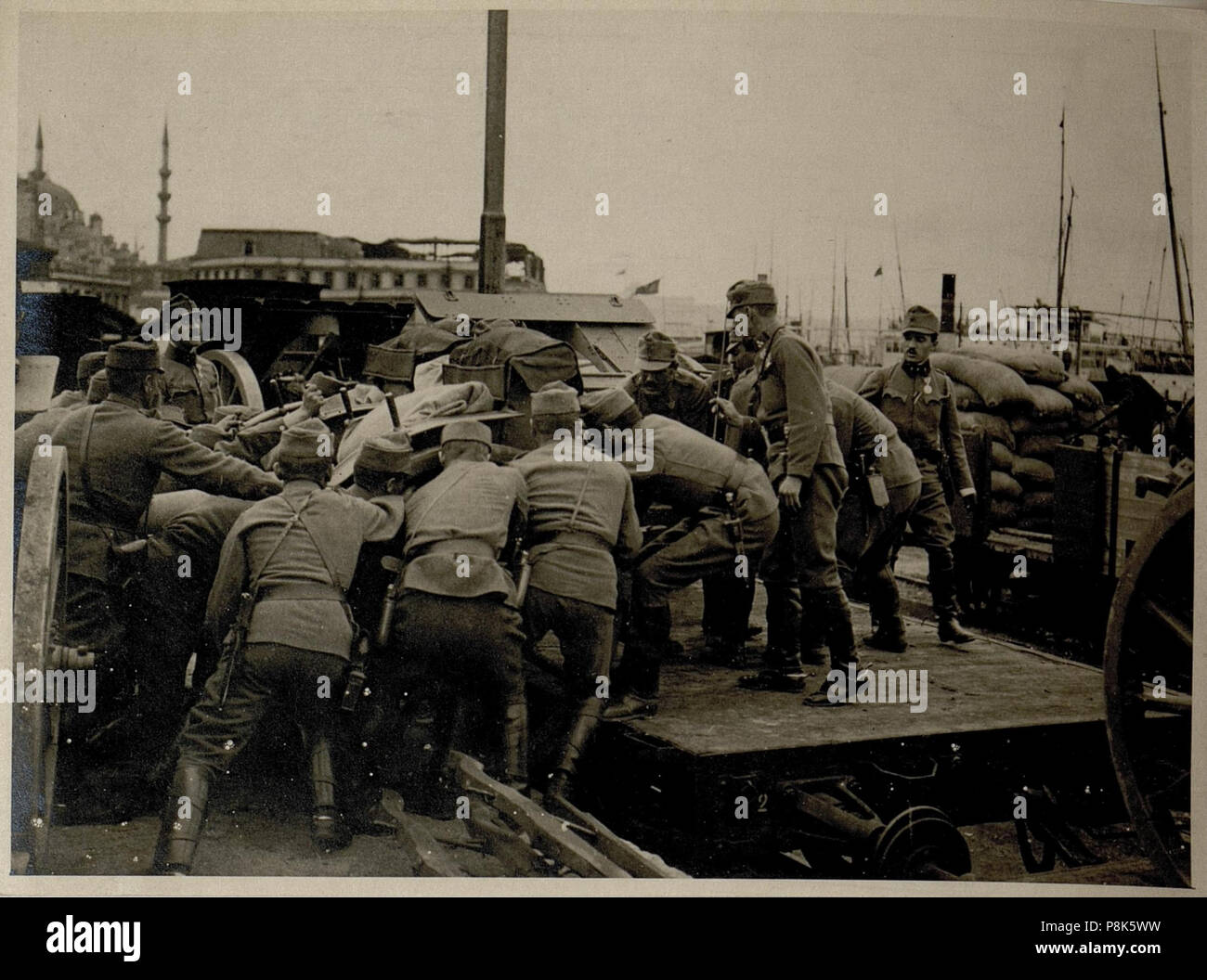 . 570 Verladen der Batterie auf dem Bahnhof Sirkedji, 30.11.1916 (BildID 15544776) Foto Stock