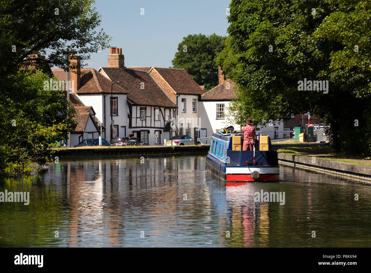 Canal barge crociera lungo il Kennet and Avon canal a West mulini a Newbury, Newbury, West Berkshire, Inghilterra, Regno Unito, Europa Foto Stock
