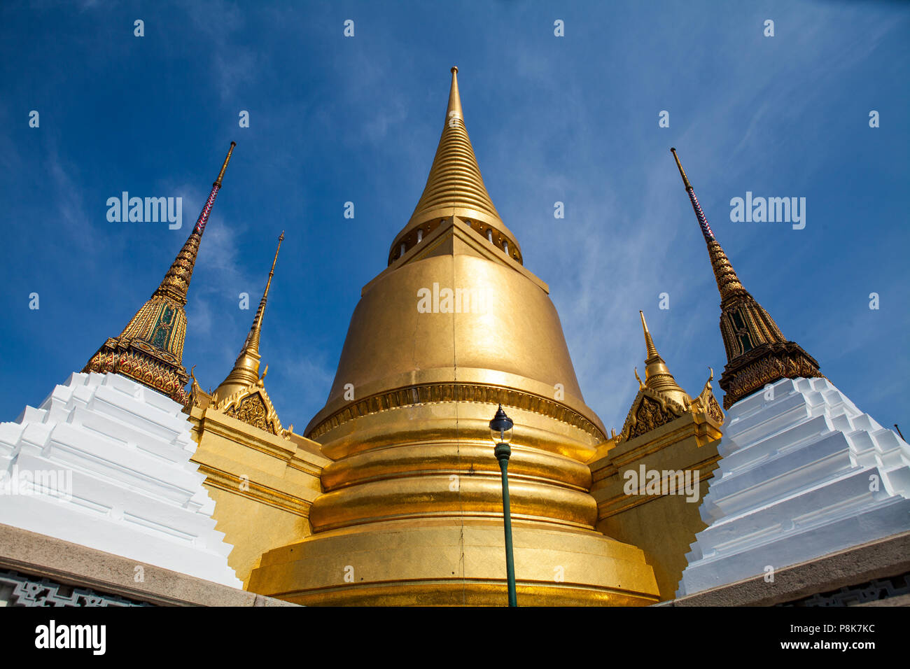 Vista del Phra Sri Rattana Chedi in Sri Lanka stile presso il Wat Phra Kaew a Bangkok in Tailandia Foto Stock