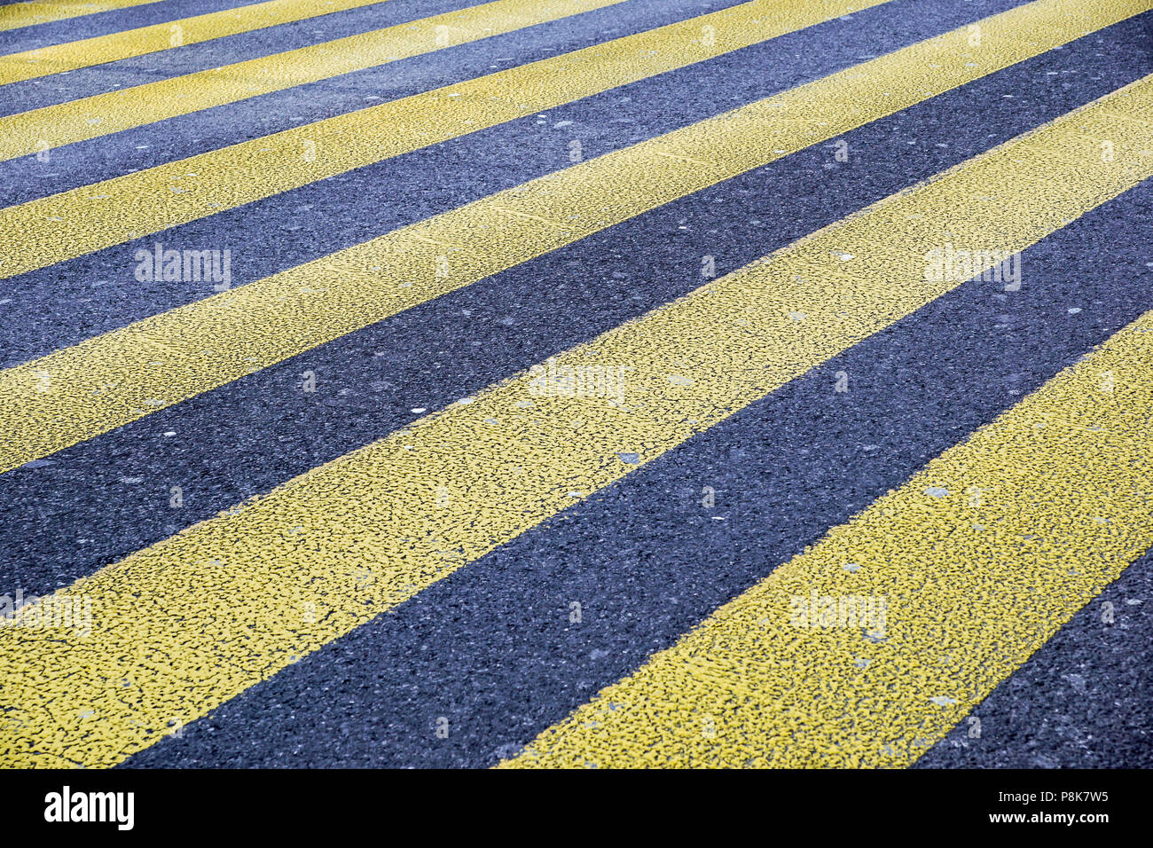 Livello strada asfaltata con un setto di strisce gialle. La trama dell'asfalto Foto Stock