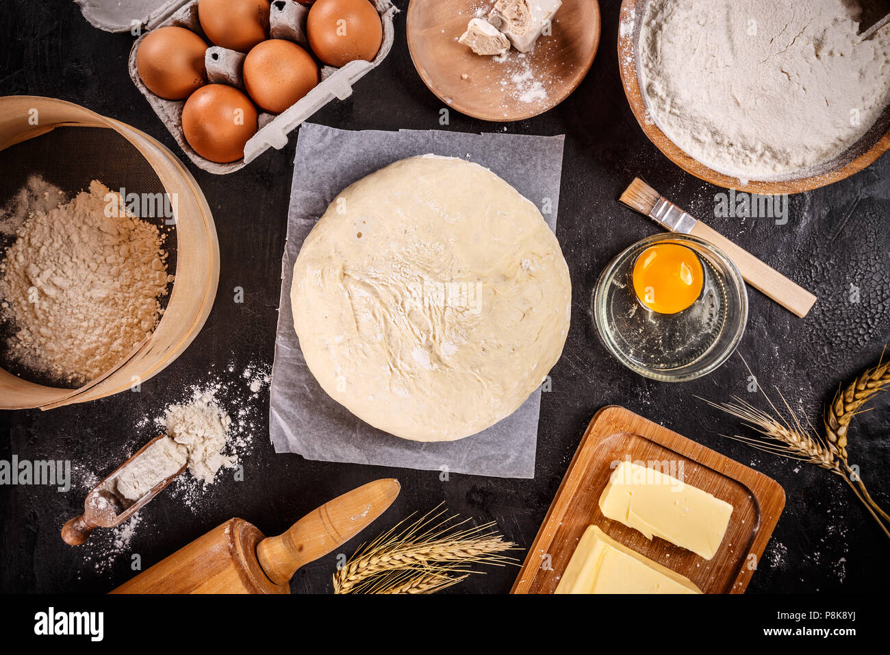 Preparazione di pasta ricetta ingridients, cibo laici piatta su sfondo nero Foto Stock