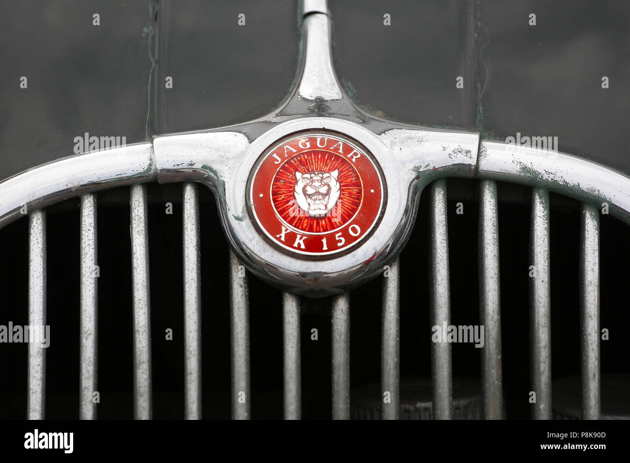 Jaguar badge sulla griglia anteriore di un XK 150 auto. Foto Stock