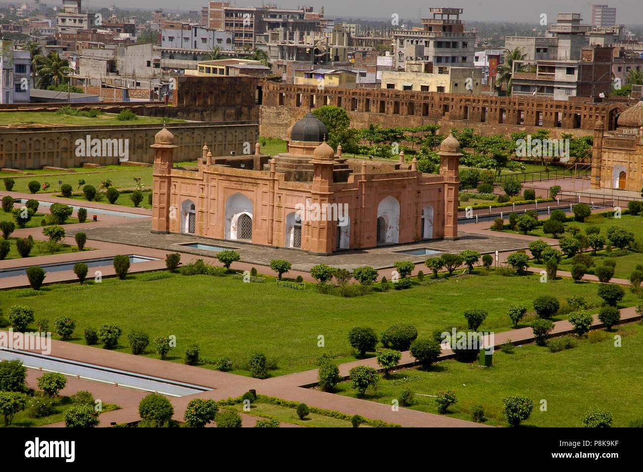 Vista parziale del Lalbag Fort mostra Pari Bibi tomba. Lalbagh Fort conosciuto anche come 'Fort Aurangabad' è una incompleta di Mughal palace situato a bu Foto Stock