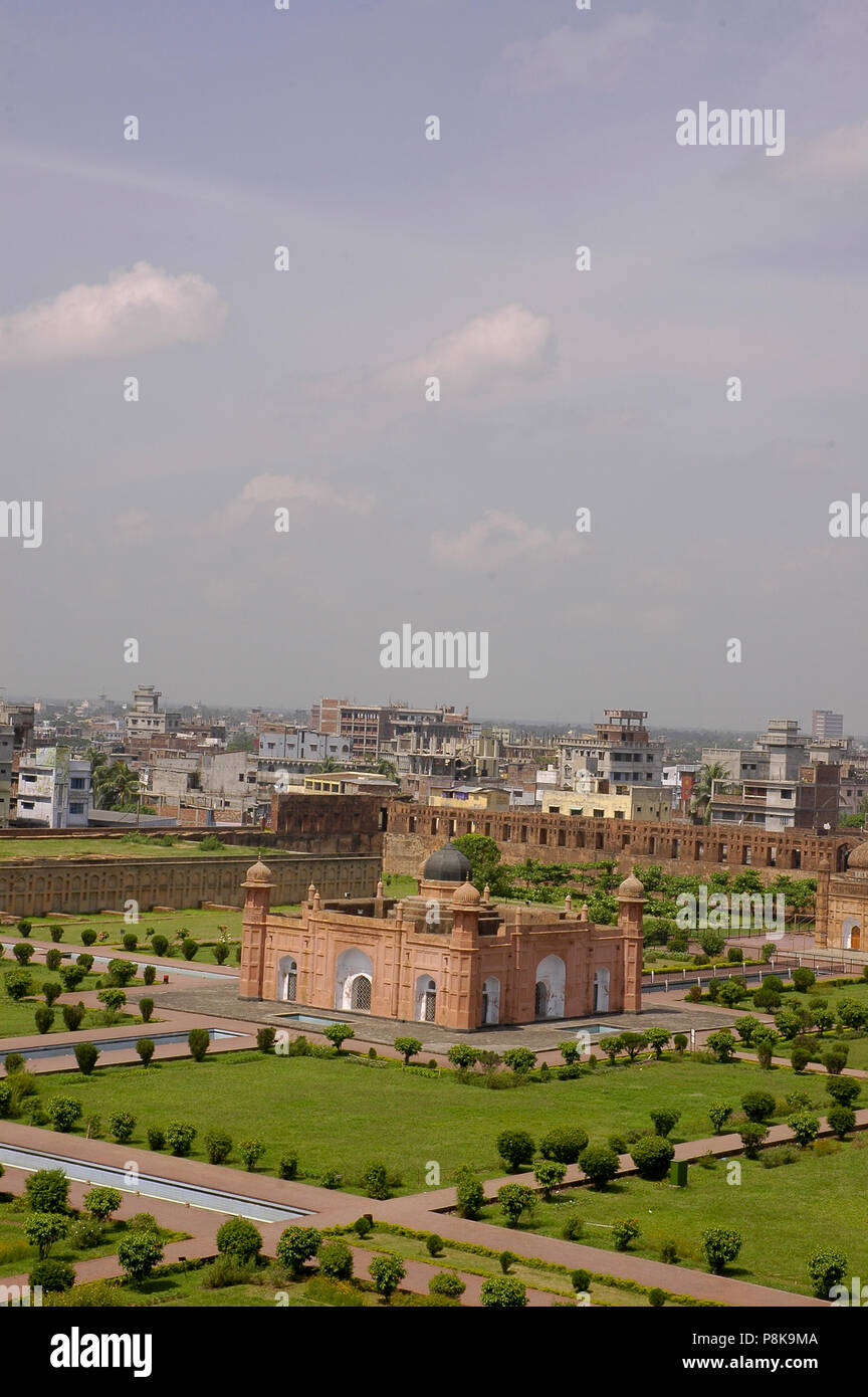 Vista parziale del Lalbag Fort mostra Pari Bibi tomba. Lalbagh Fort conosciuto anche come 'Fort Aurangabad' è una incompleta di Mughal palace situato a bu Foto Stock