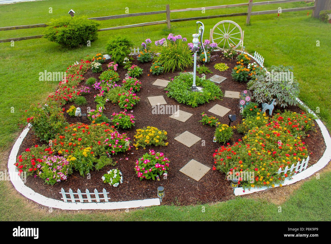 Un bellissimo giardino fiorito Foto Stock