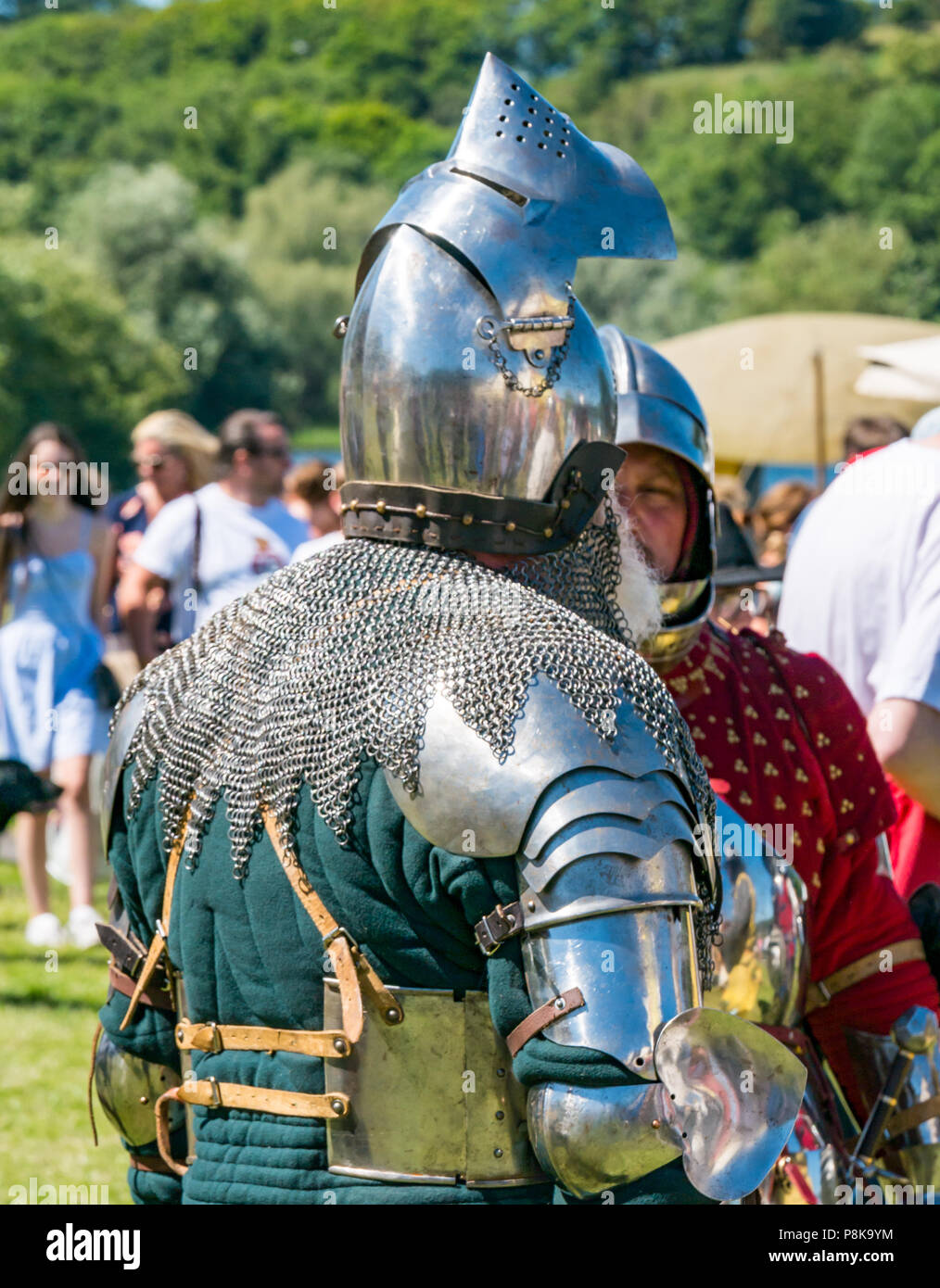 Fiera medievale, Linlithgow Palace, Scotland, Regno Unito. Intrattenimento estivo e per il divertimento di tutta la famiglia giorno; si intraversa storico i membri della società medievale in costume militare Foto Stock