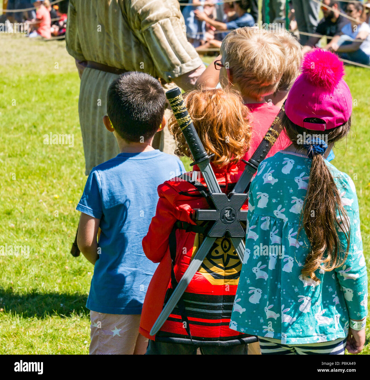 Fiera medievale, Linlithgow Palace, Scotland, Regno Unito. Estate entertainment famiglia giornata di divertimento con la storica società si intraversa coinvolgere i bambini in marcia Foto Stock