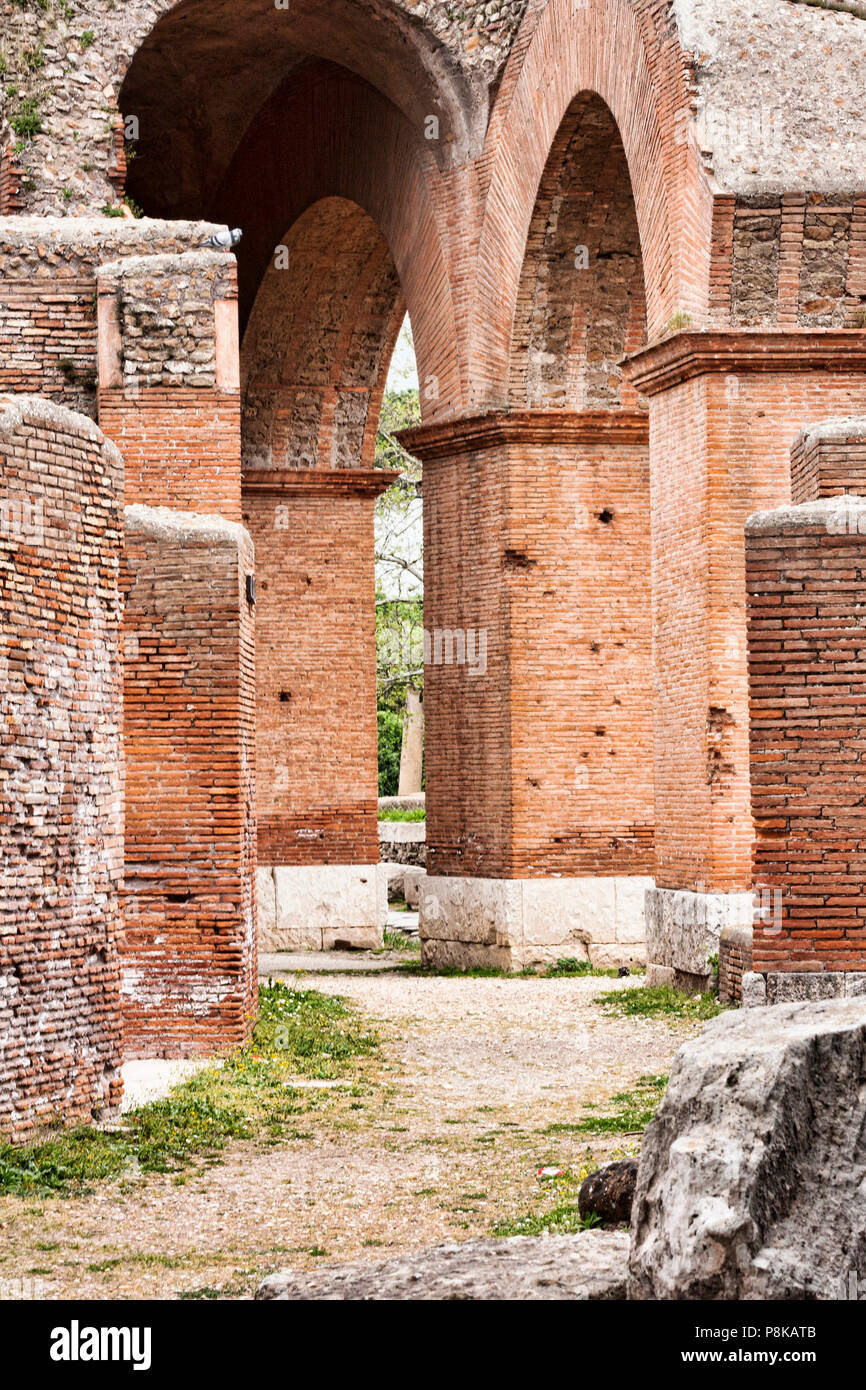 Le arcate di un antico teatro romano di Ostia Antica - Roma Foto Stock