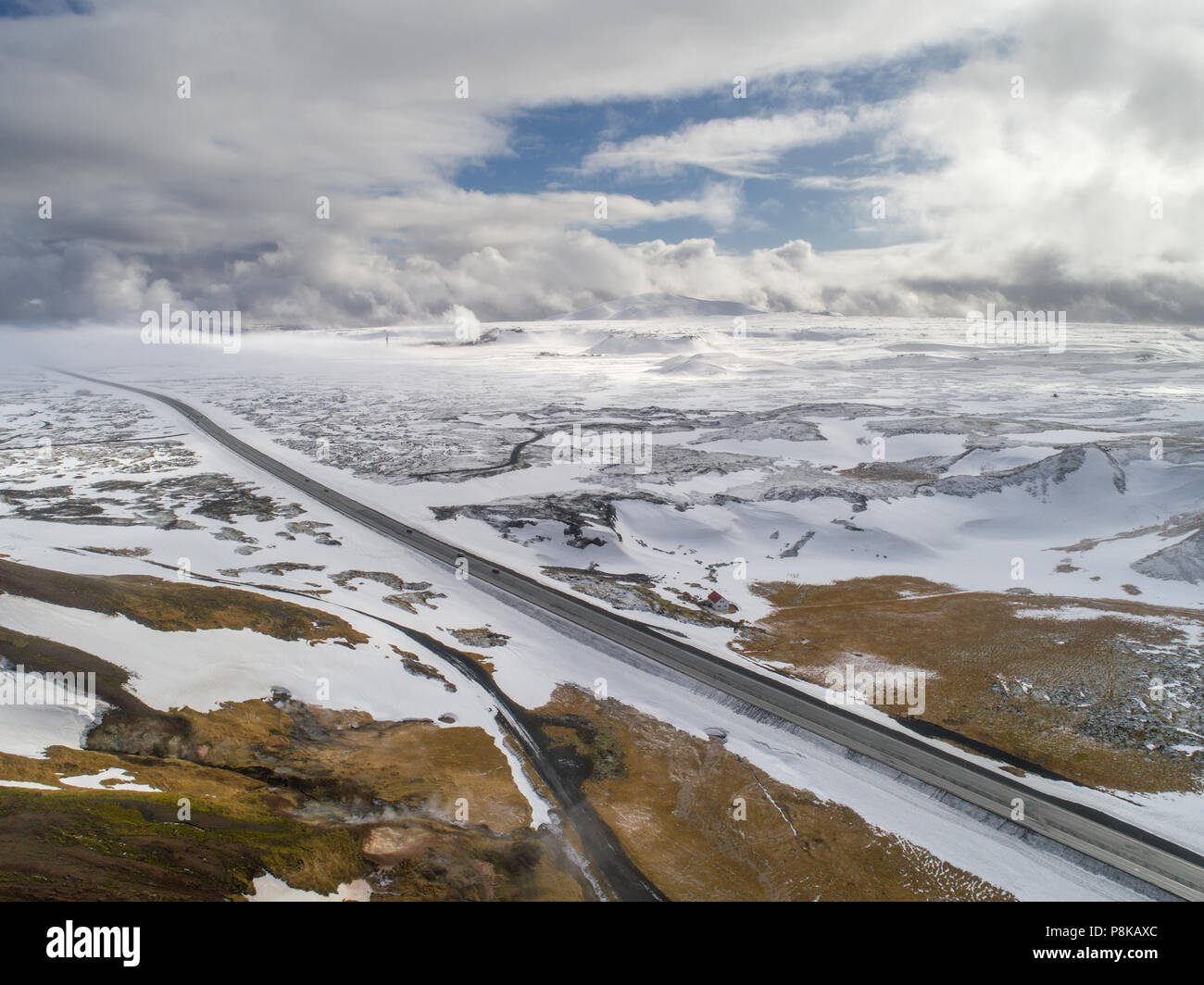 Vista aerea dell'autostrada che conduce attraverso il paesaggio innevato in Islanda Foto Stock