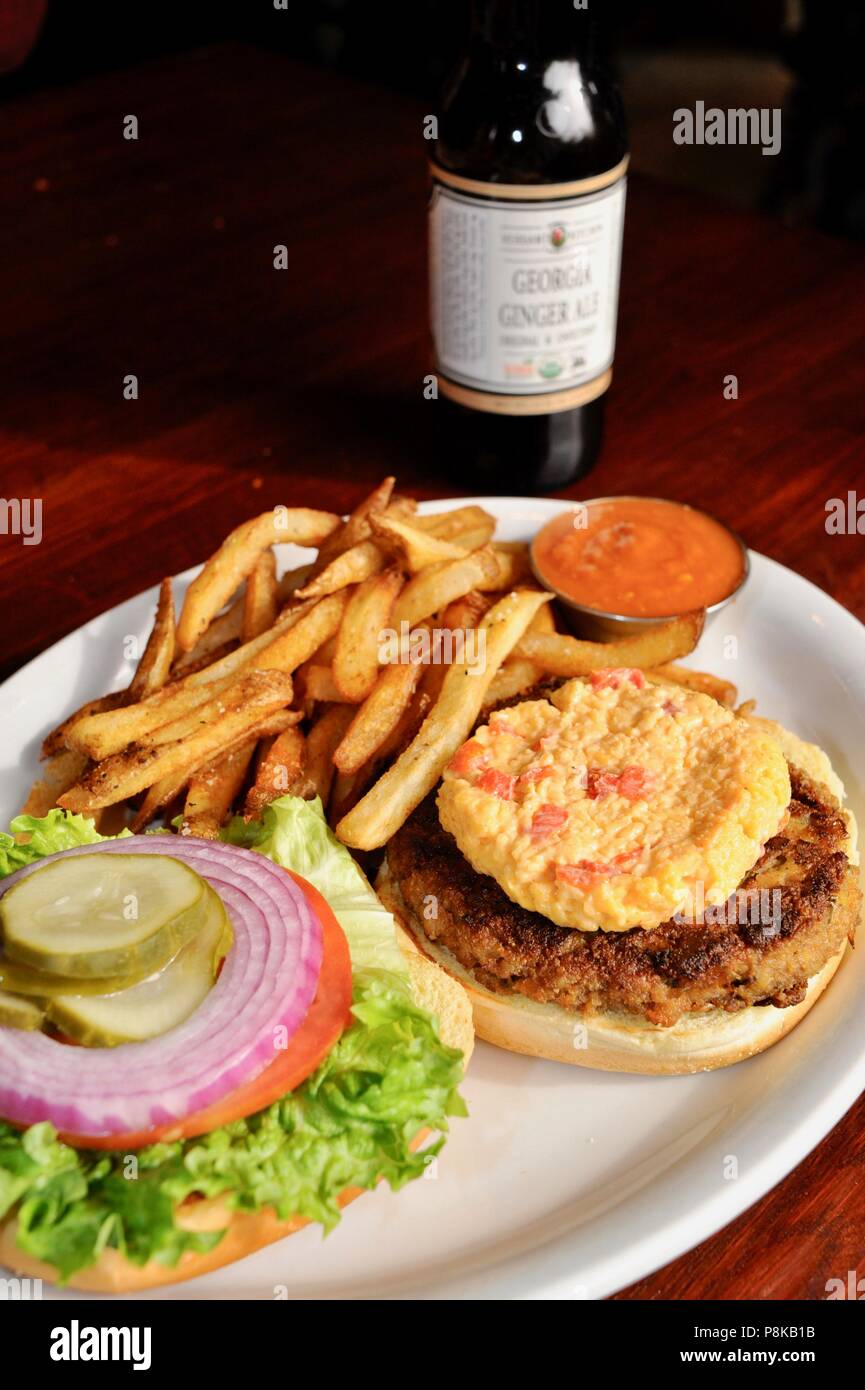 Hamburger da erba-alimentato 1/3 libbra manzo, guarnita con casa fatta pimento formaggio, patatine fritte, piastrate a verde quartiere Carrello Pub, Savannah, Georgia, Stati Uniti d'America. Foto Stock