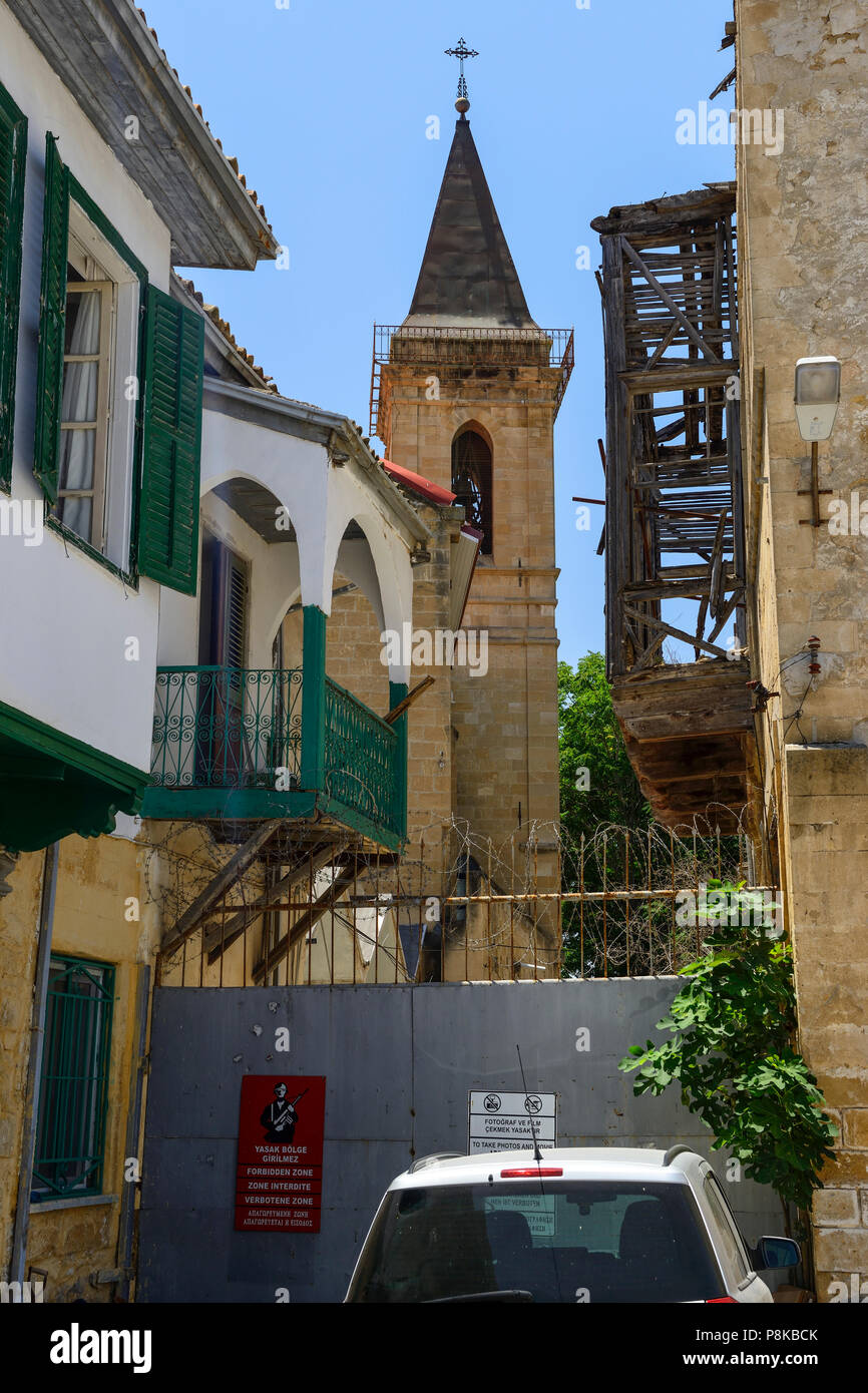 Ristrutturato case Ottomane nel quartiere Arabahmet (ONU zona di buffer in background) nella parte nord di Nicosia (Lefkosa), Repubblica Turca di Cipro del Nord Foto Stock