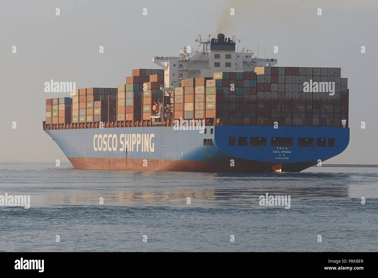 Vista posteriore della pila di contenitori di spedizione sul COSCO Container di spedizione Nave, CSCL molla come lei lascia il porto di Los Angeles, Ca, Stati Uniti d'America. Foto Stock