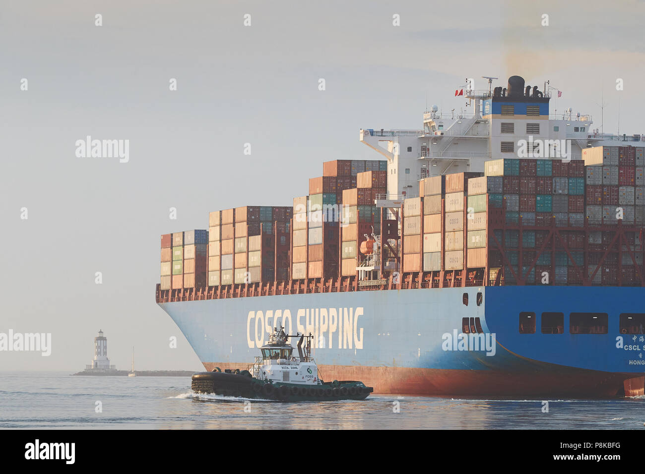Vista di poppa della pila di contenitori di spedizione sul COSCO Container di spedizione Nave, CSCL autunno come lei lascia il porto di Los Angeles, Ca, Stati Uniti d'America. Foto Stock
