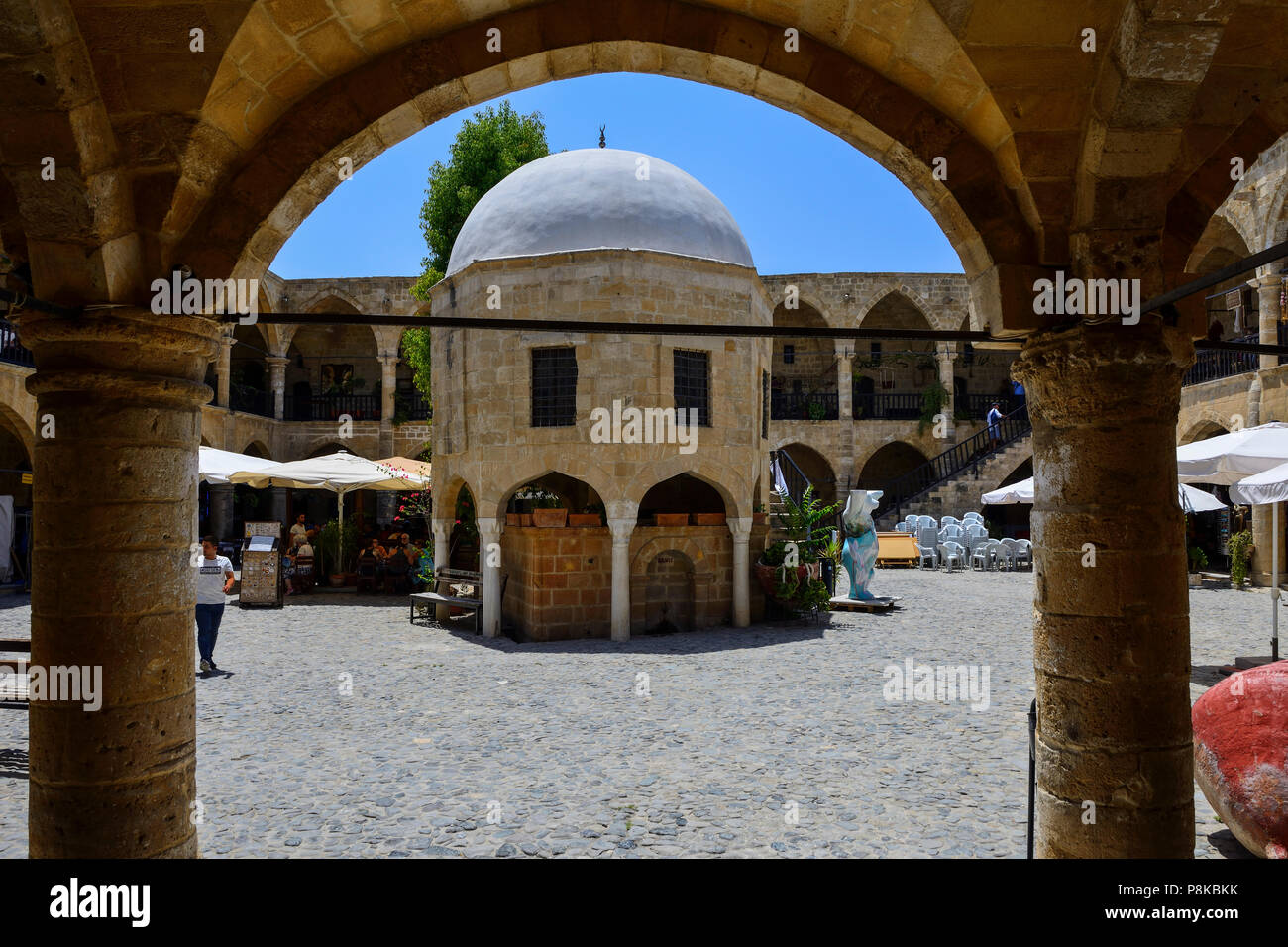 Il cortile e Mesjid centrale di Buyuk Han, un ex caravanserai, nella parte nord di Nicosia (Lefkosa), Repubblica Turca di Cipro del Nord Foto Stock