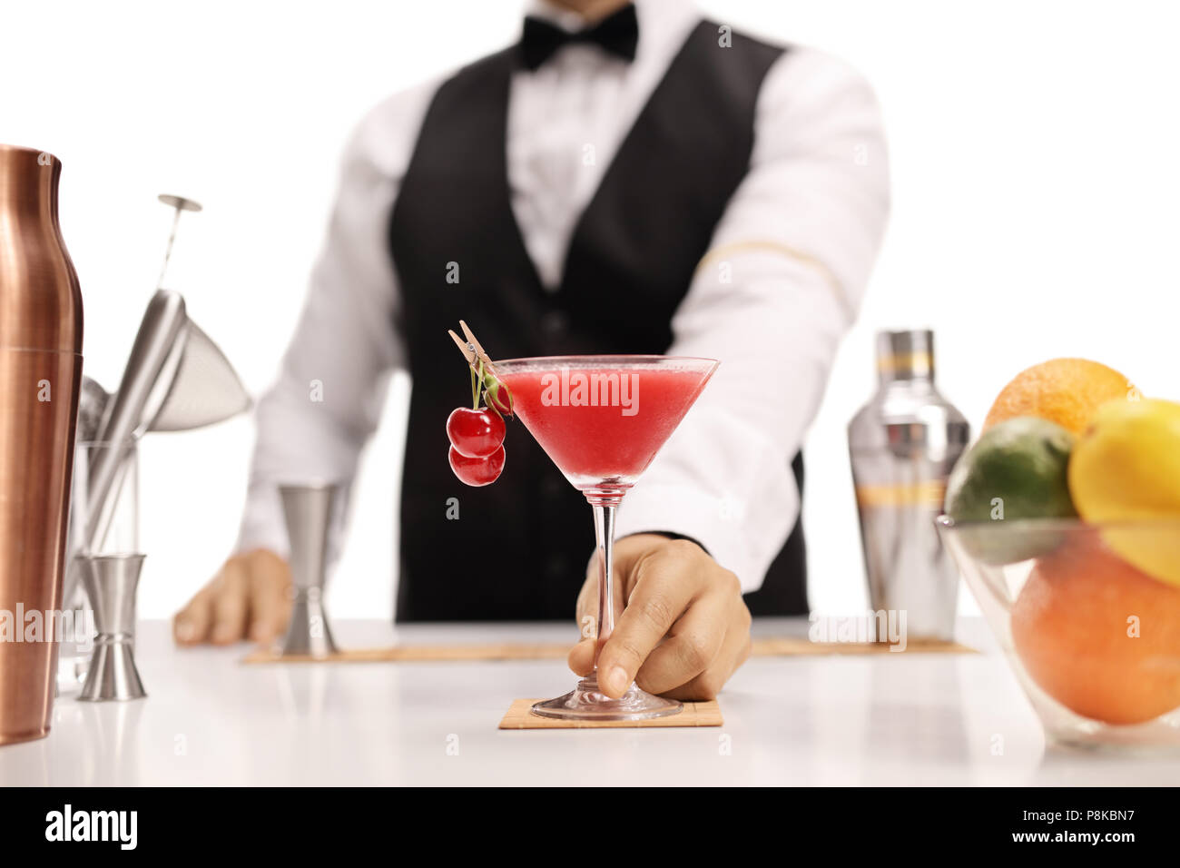Il Barman che offre la sua firma cocktail isolati su sfondo bianco Foto Stock