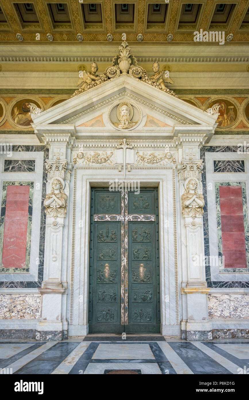 Ingresso principale ot la Basilica di San Paolo fuori le mura a Roma, Italia. Foto Stock