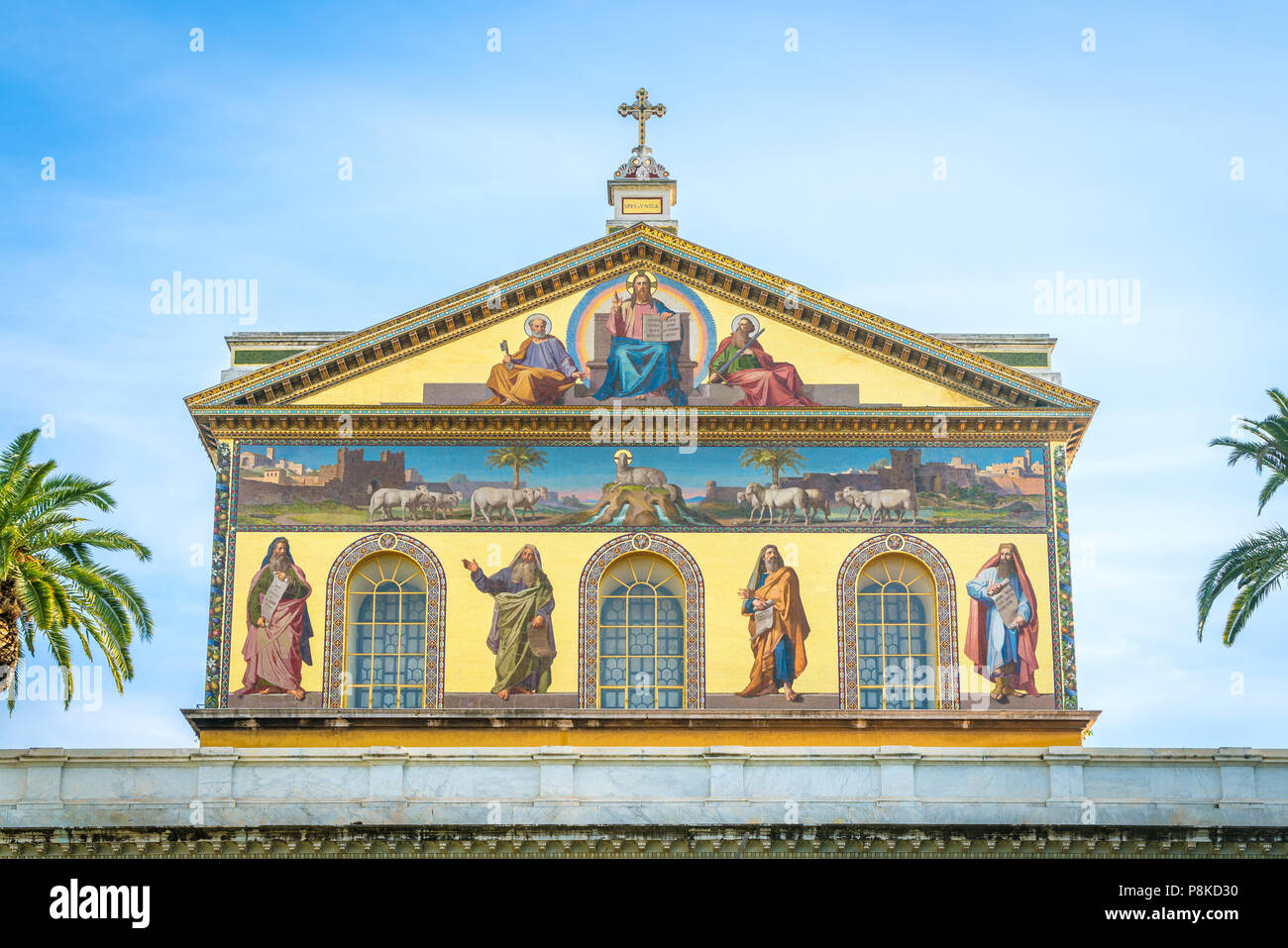 La facciata principale della Basilica di San Paolo fuori le mura a Roma, Italia. Foto Stock