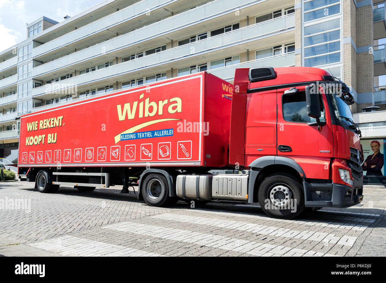 Wibra semi-rimorchio carrello. Wibra è un sconto olandese store-catena. Essa vende principalmente prodotti tessili e di abbigliamento e opera quasi 300 negozi. Foto Stock