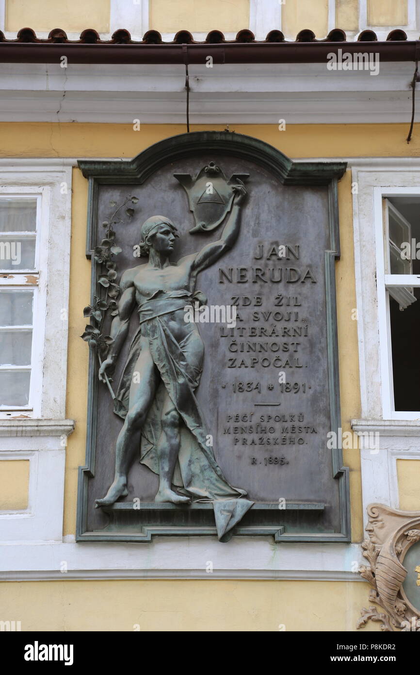 Placca di Jan Neruda su Dům U Dvou Sluncí (casa a due Suns), Nerudova, Malá Strana (Quartiere Piccolo), Praga Cechia (Repubblica Ceca), Europa Foto Stock