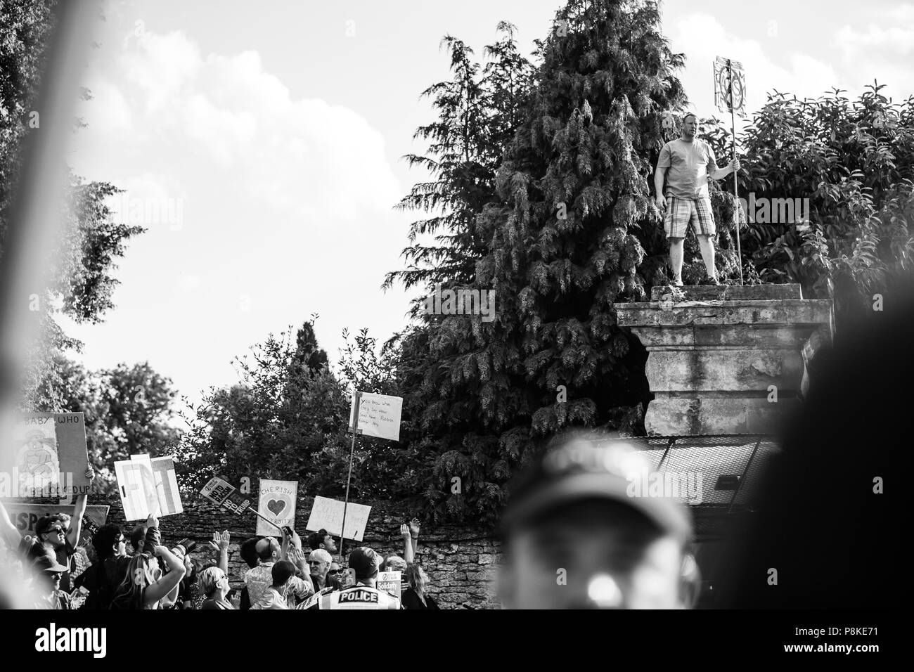 Arrabbiato folla al di fuori del palazzo di Blenheim protesta contro il presidente Donald Trump's visita al Regno Unito Foto Stock