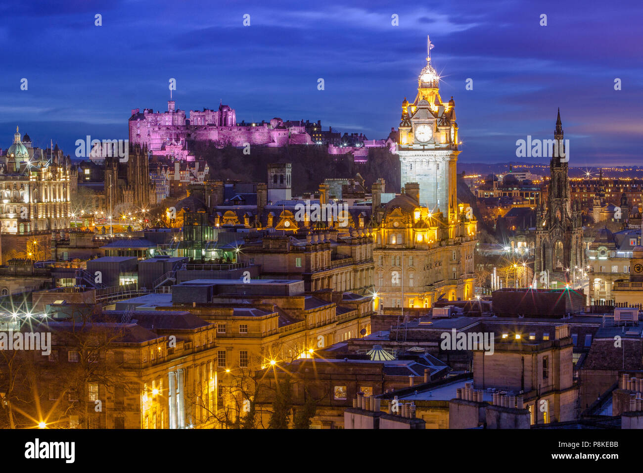 Una vista attraverso la storica skyline di Edimburgo in Scozia verso il Castello di Edimburgo Foto Stock