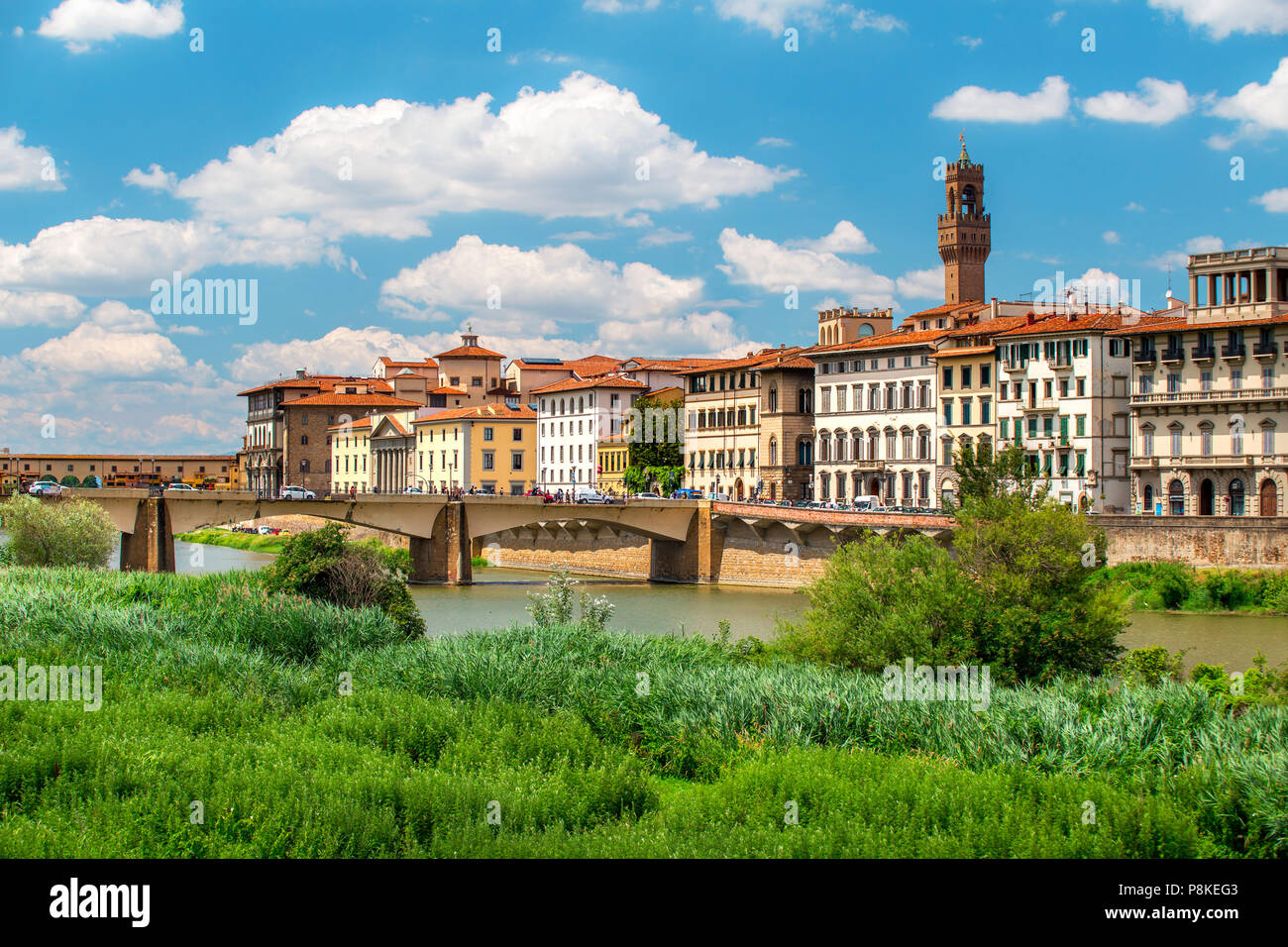 Firenze paesaggio con fiume Arno. Punto di riferimento storico di Firenze in una giornata di sole. Foto Stock