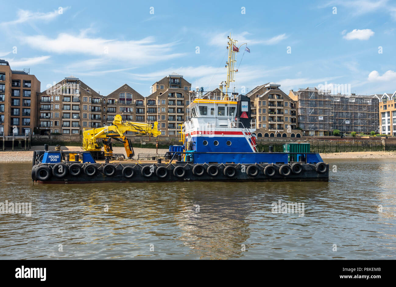MPV hound dog, una nave polivalente con un marine knucklebone gru, due argani cabestano, un gancio di traino e un rullo di prua. Docklands di Londra. Foto Stock