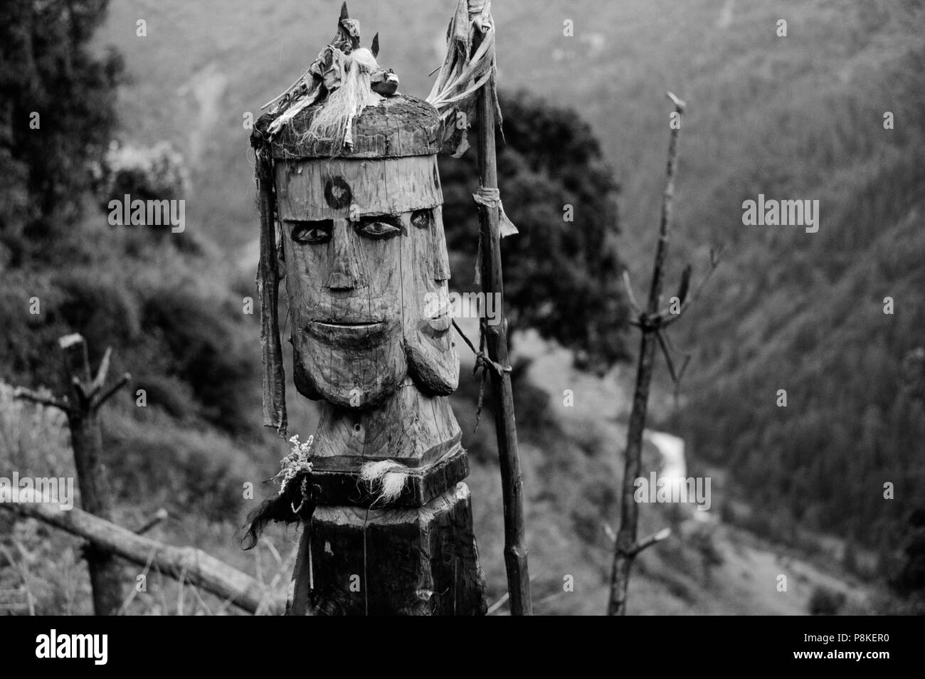 Molto inusuale in legno intagliato effige di spirito della natura nella parte anteriore del ponte in HURIKOT - Nepal orientale Foto Stock